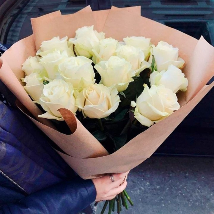 15 белых роз "Крафт" в Кирове