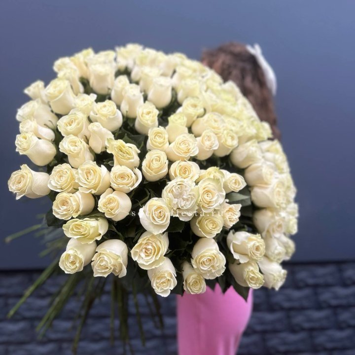 101 белая высокая импортная роза под ленту в Кирове