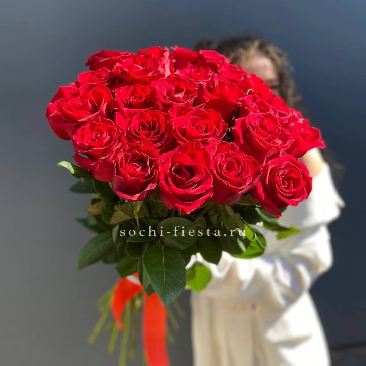 25 высоких красных роз в Кирове
