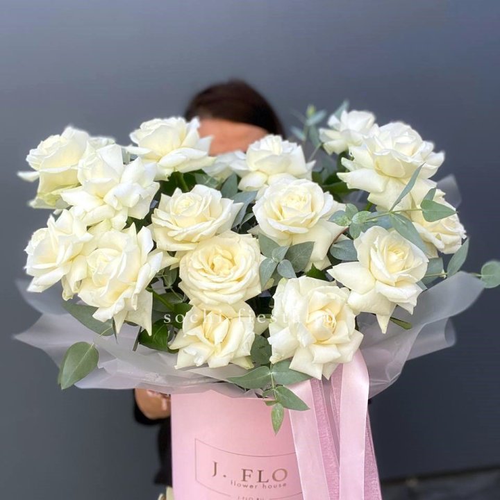 17 Французских белых роз в боксе в Кирове