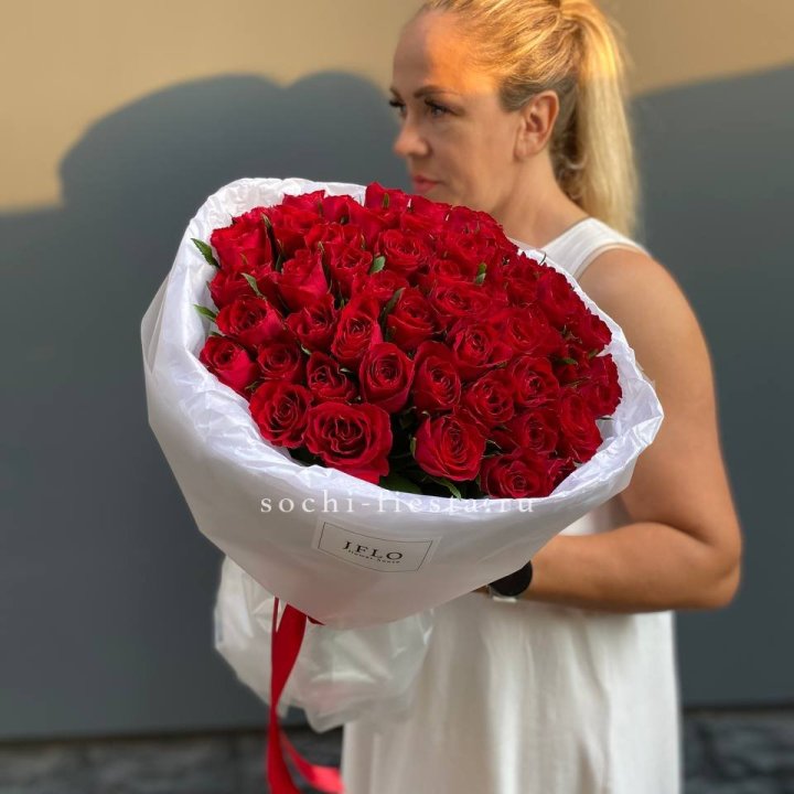 51 роза мадам ред в нежном оформлении в Кирове