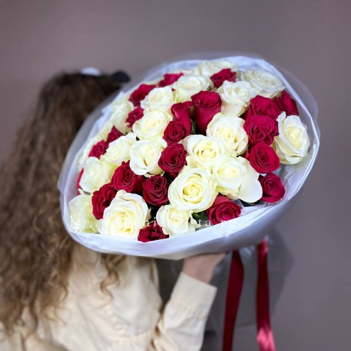 Букет из красных белых 45 роз в Кирове