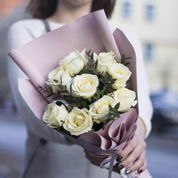 9 белых  роз "Минт" в Кирове