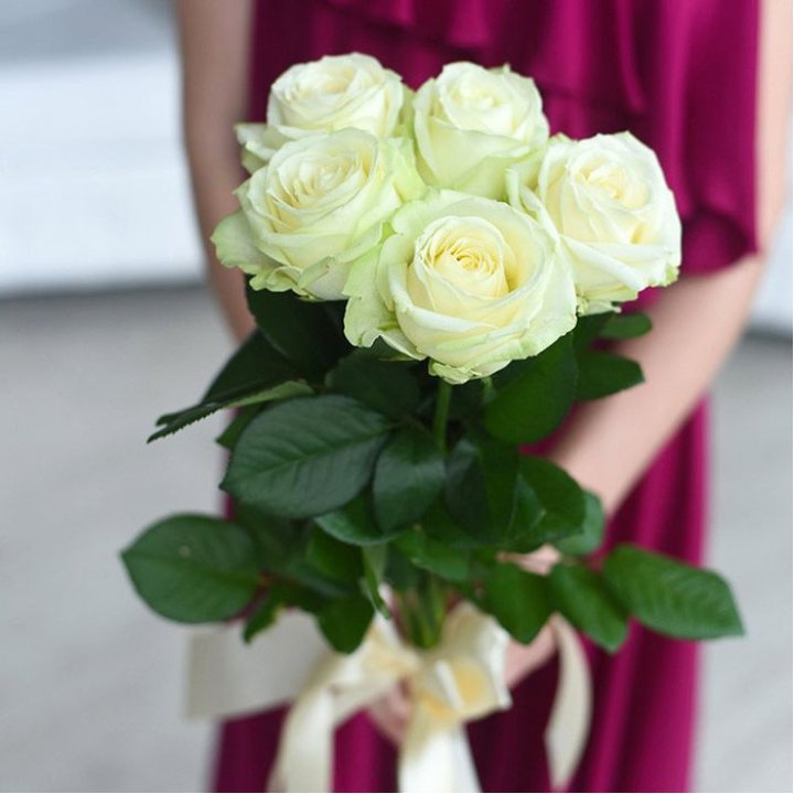 5 белых роз в Кирове