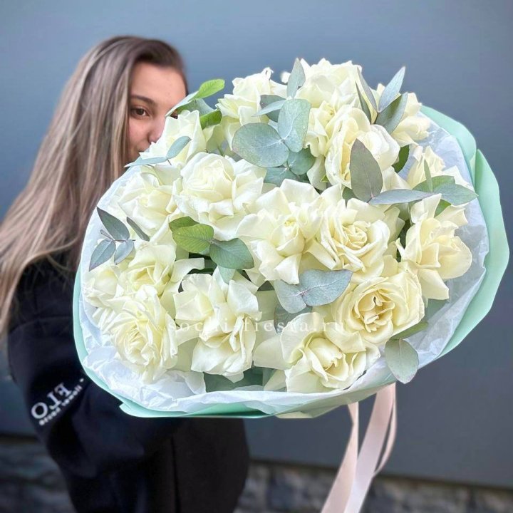 19 Белых французских роз "Ноте бьянке" в Кирове
