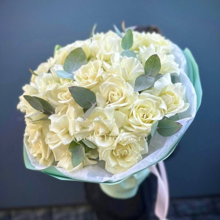 25 Белых французских роз "Ноте бьянка" в Кирове