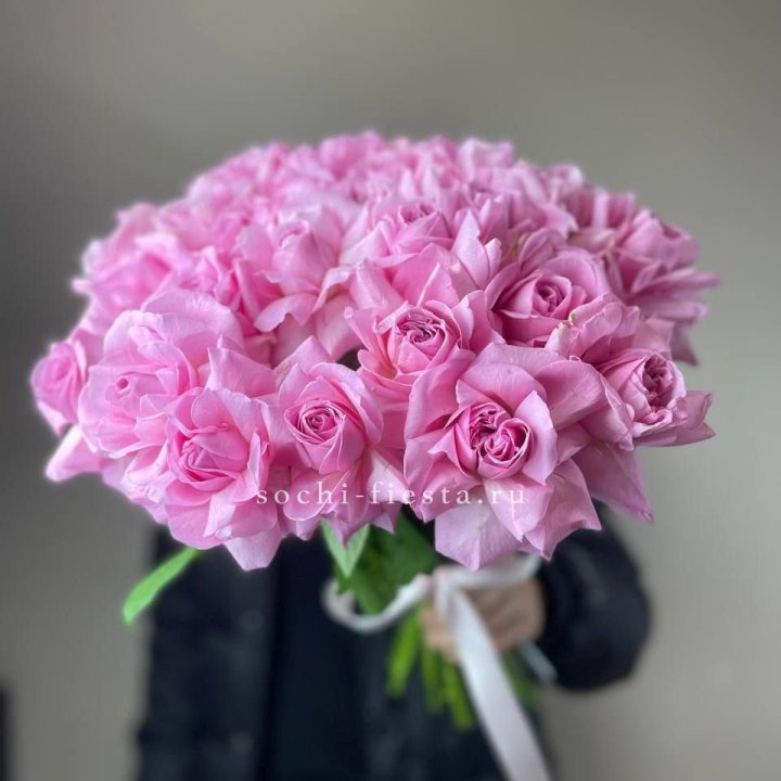 25 розовых французских роз в Кирове