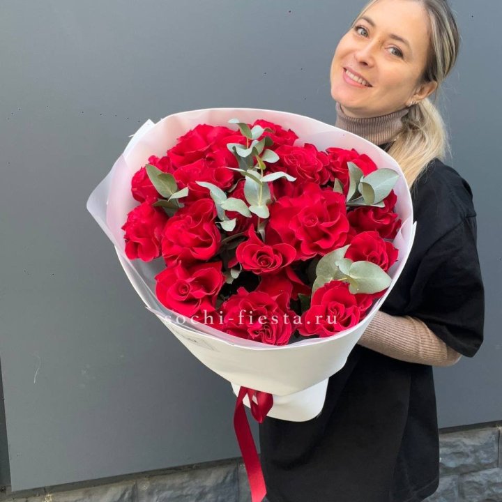 17 Красных французских роз в Кирове