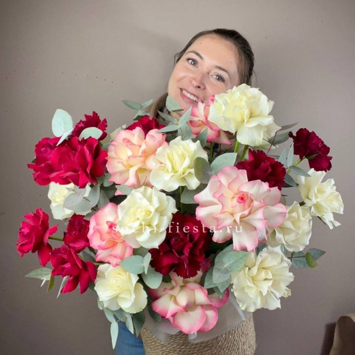 35 французских роз микс в джутовом боксе в Кирове