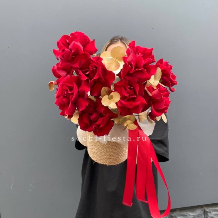 Красные французские розы в джутовом кашпо в Кирове