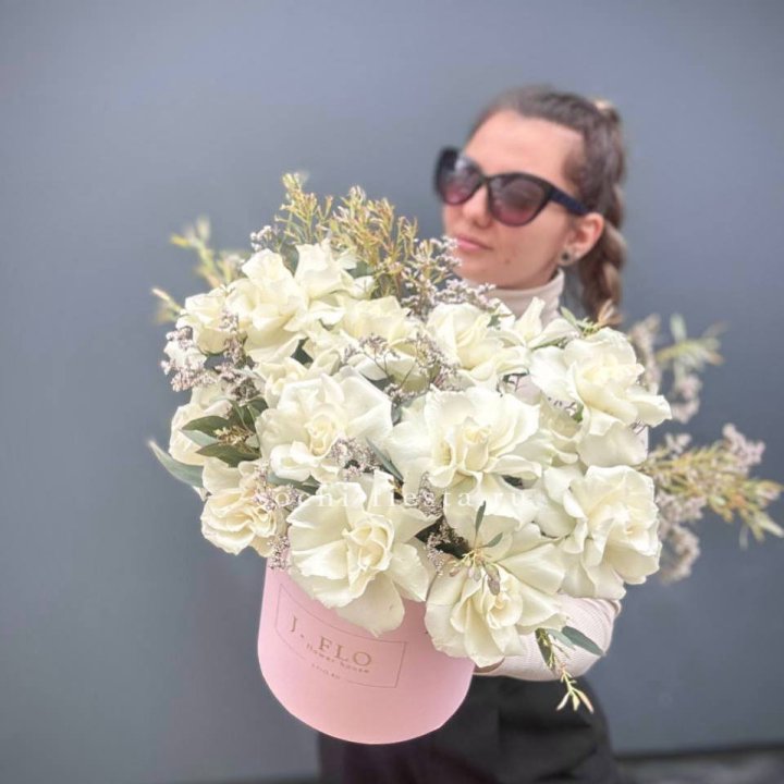 17 Французских белых роз в коробке Афина в Кирове