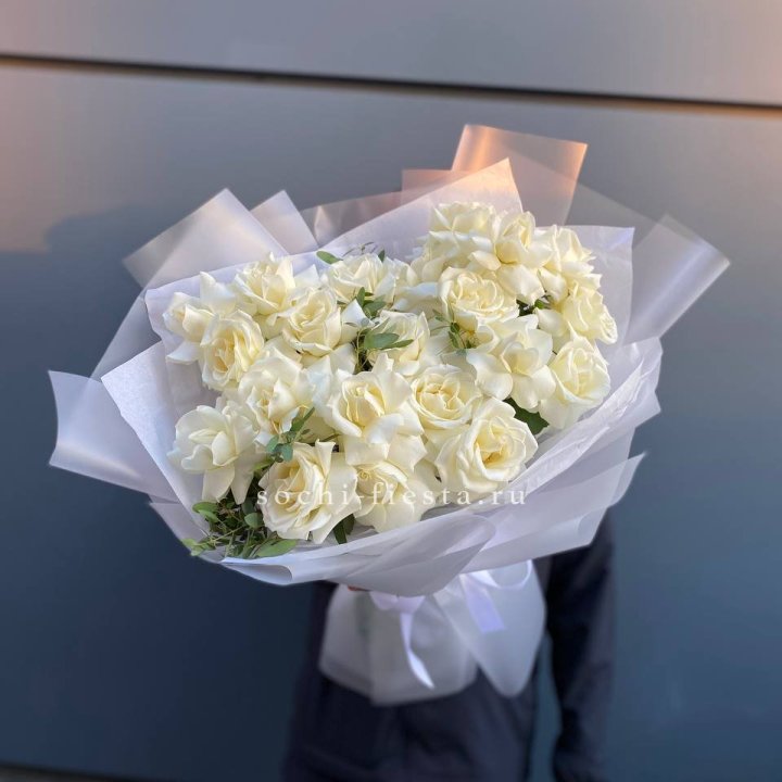 Пышный букет из белых роз в Кирове