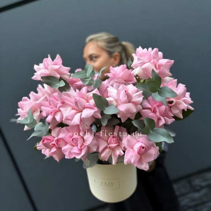 17 Розовых французских роз в боксе в Кирове