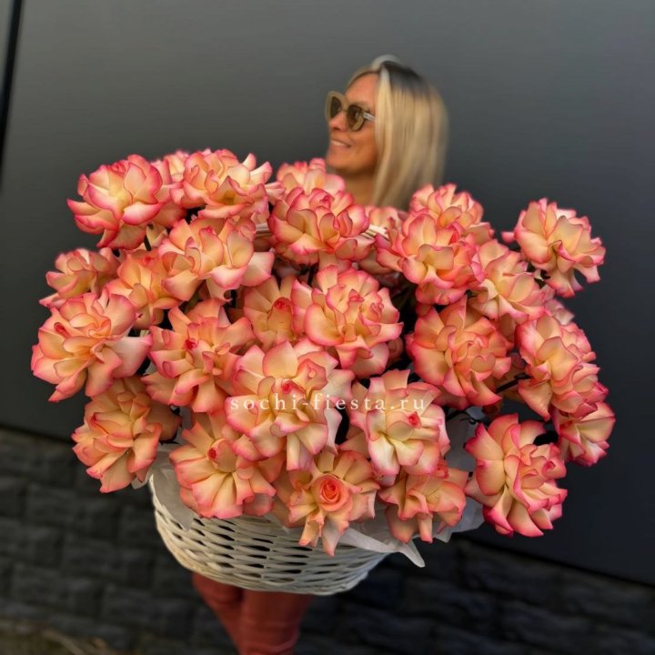 45 французских роз Джумилия в корзине в Кирове