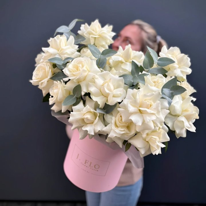 25 Французских белых роз в боксе в Кирове