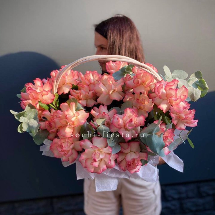 25 Французских роз Джумилия в корзине в Кирове