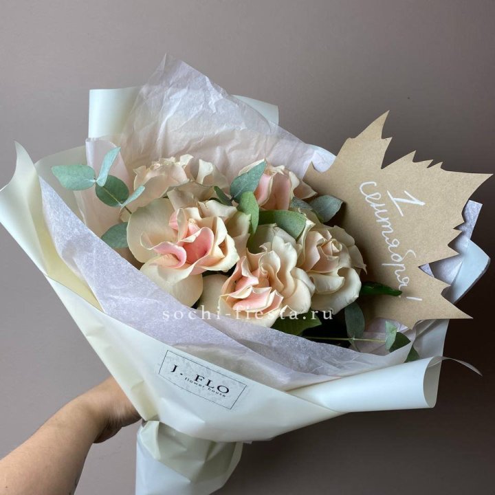 Букет кремовых роз к дню знаний в Кирове