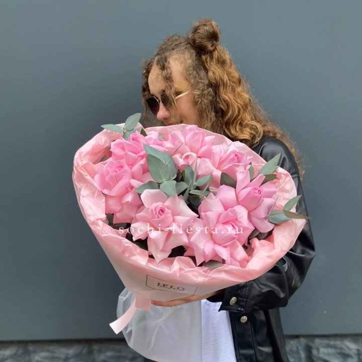 7 розовых роз в Кирове