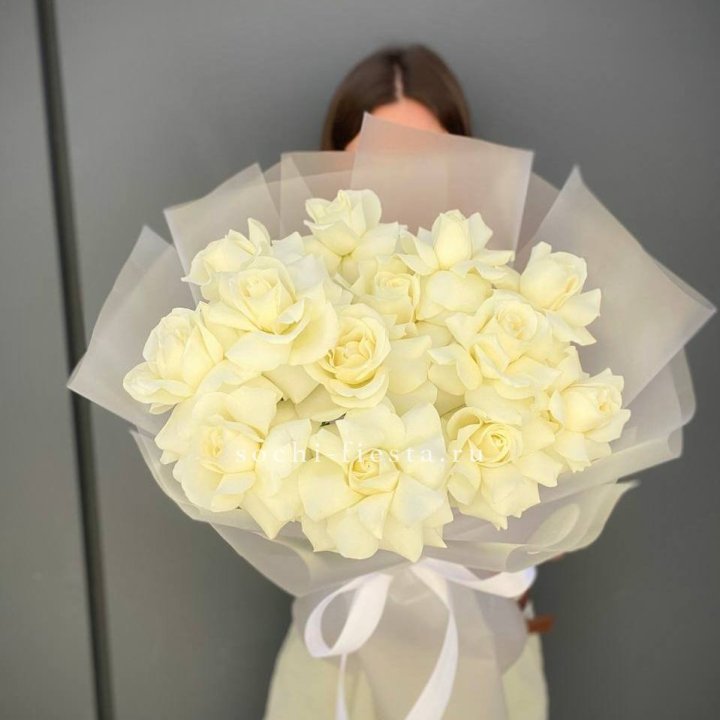 13 белых роз в Кирове