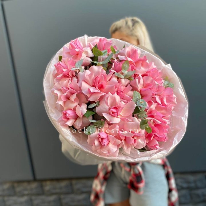 17 розовых роз в Кирове