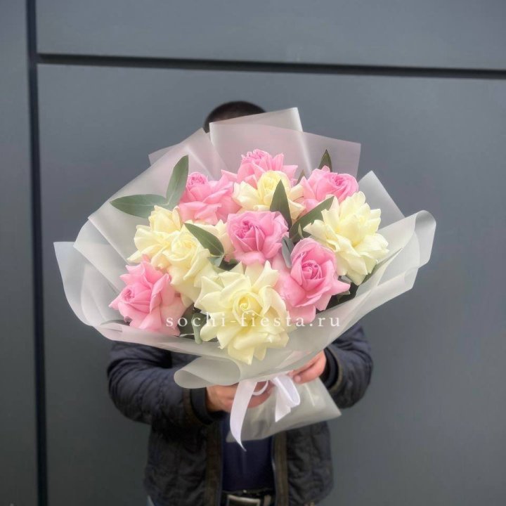 11 бело-розовых роз в Кирове