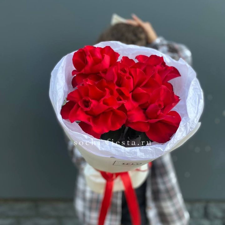 5 французских красных роз в Кирове