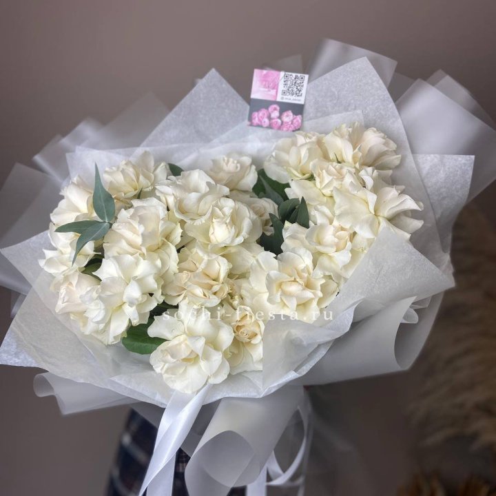 21 французских роз с эвкалиптом в Кирове