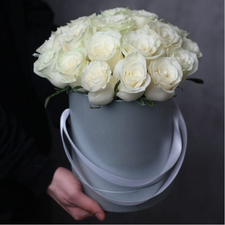 15 белых роз в цилиндре в Кирове