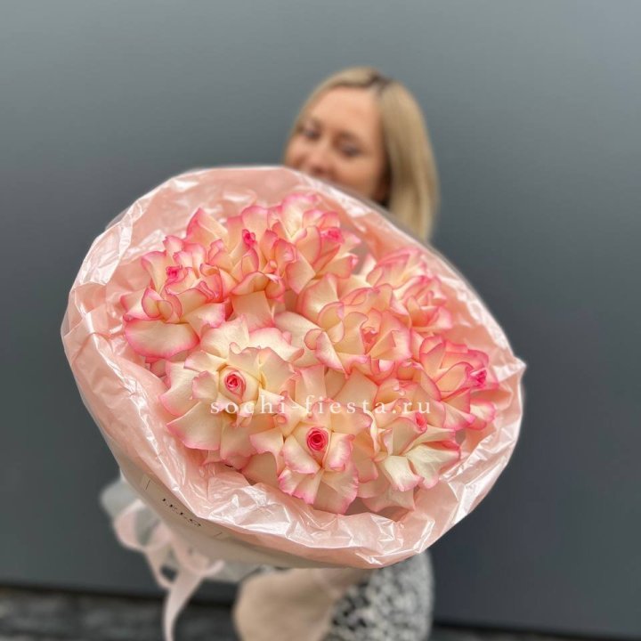 9 французских роз Джумилия в нежном оформлении в Кирове