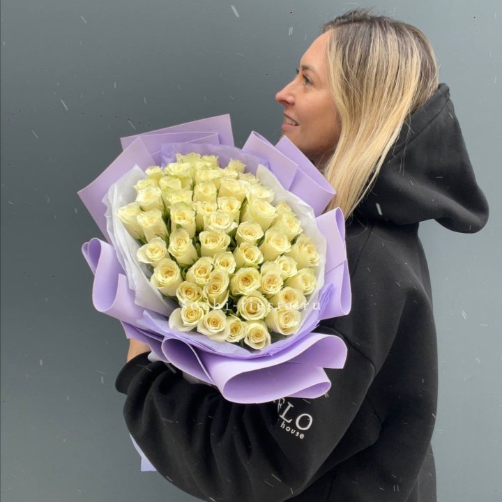 51 белая кенийская роза в оформлении в Кирове