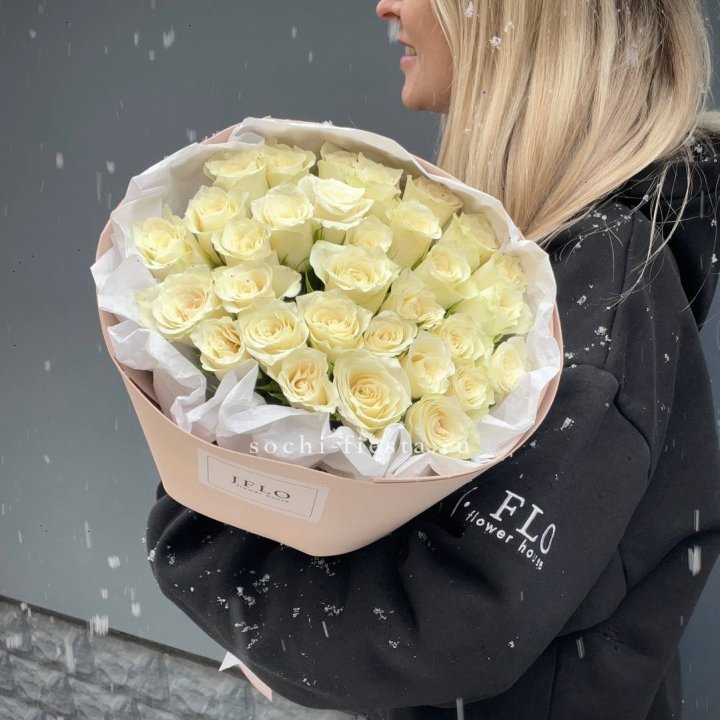 31 белая роза в оформлении в Кирове