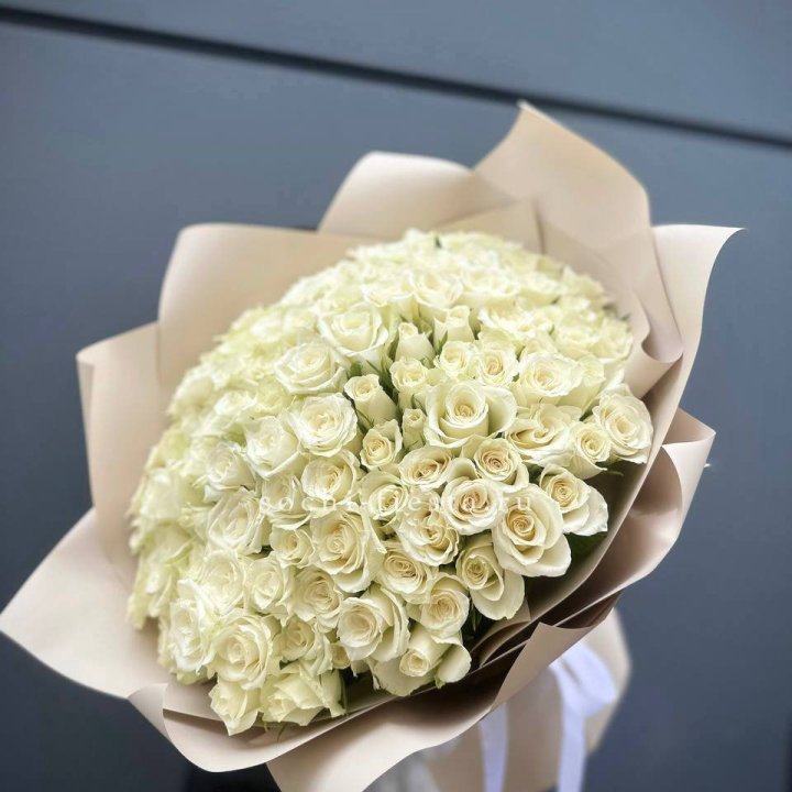 101 белая роза Атена в Кирове