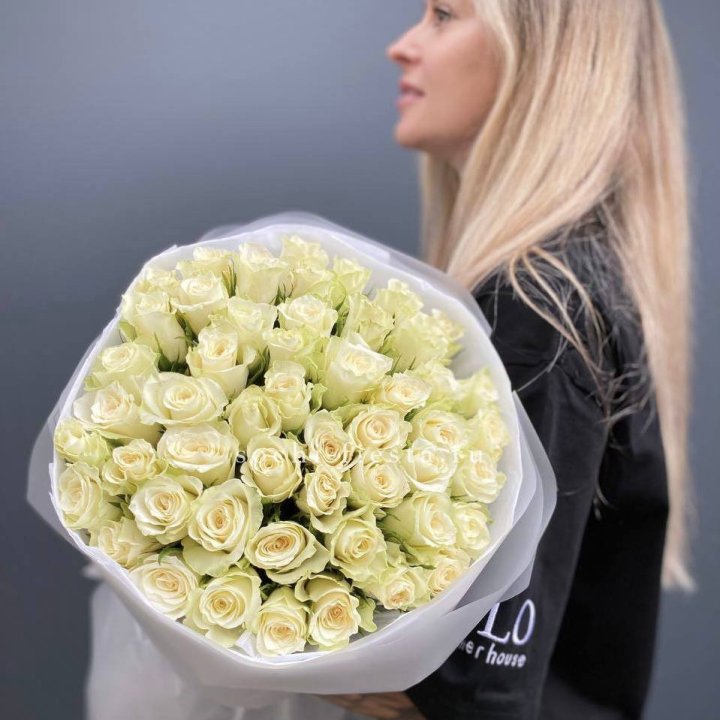 Воздушный букет из 51 белой кенийской розы в Кирове