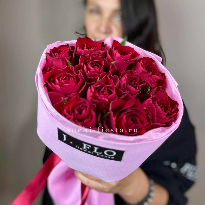 11 красных роз мадам ред в Кирове