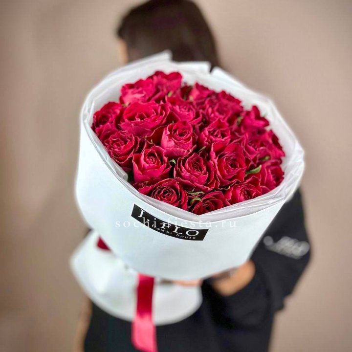 Букет красных роз мадам ред в Кирове
