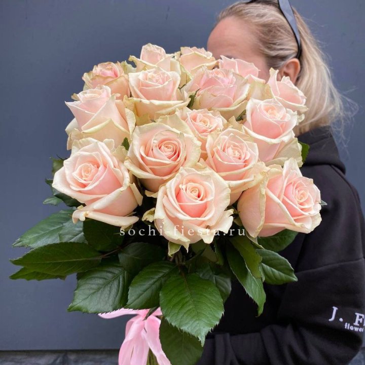 15  кремовых высоких роз в Кирове