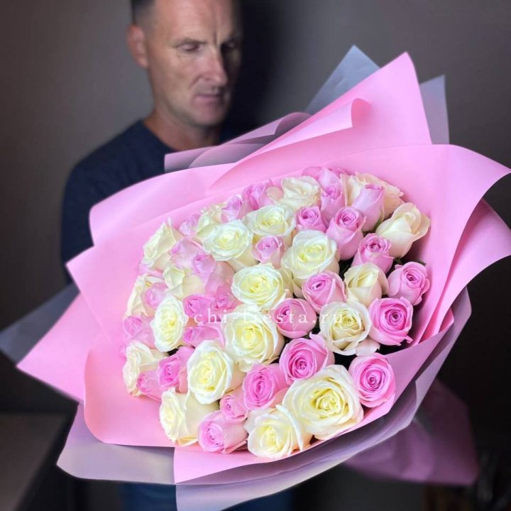 51 белых и розовых роз в Кирове