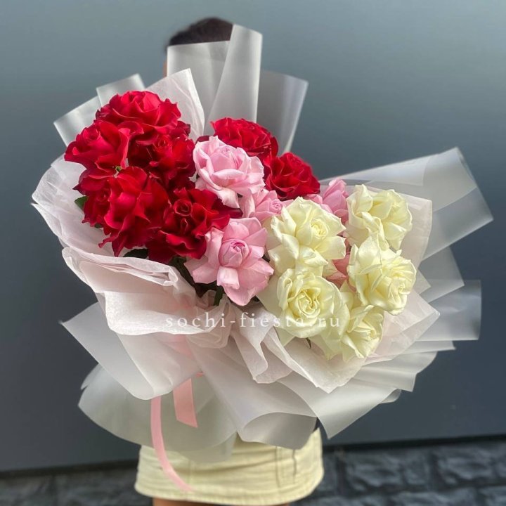 Микс из 17 роз в Кирове