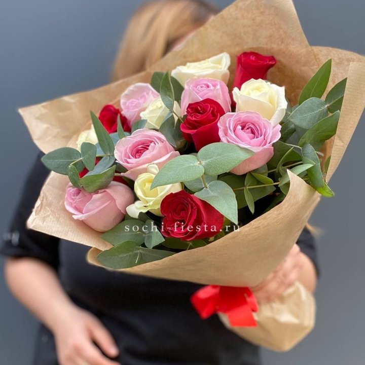 Букет из 15 роз с эвкалиптом в Кирове
