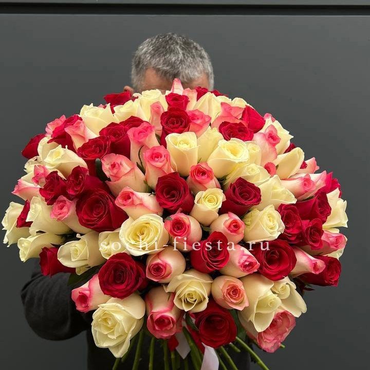 101 разноцветная роза "Джули" в Кирове