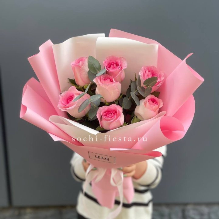 7 роз с эвкалиптом в Кирове