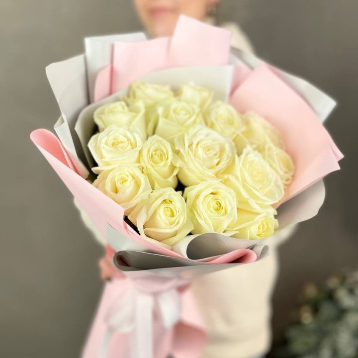 15 белых роз пудра в Кирове