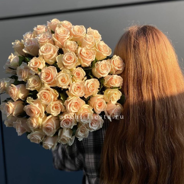 Охапка кремовых роз в Кирове