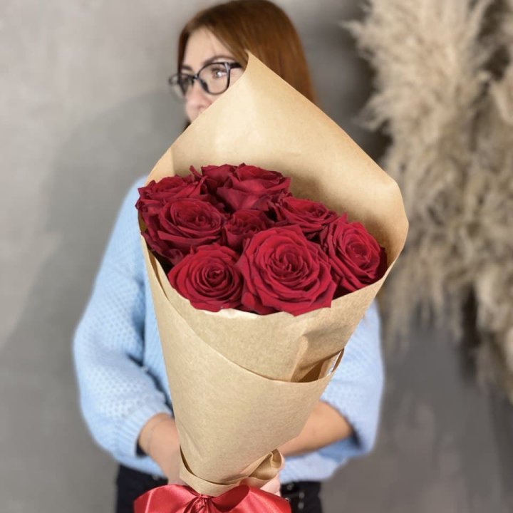9 красных роз в крафте в Кирове