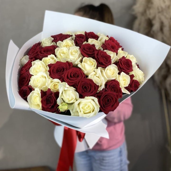 51 красная и белая роза в Кирове