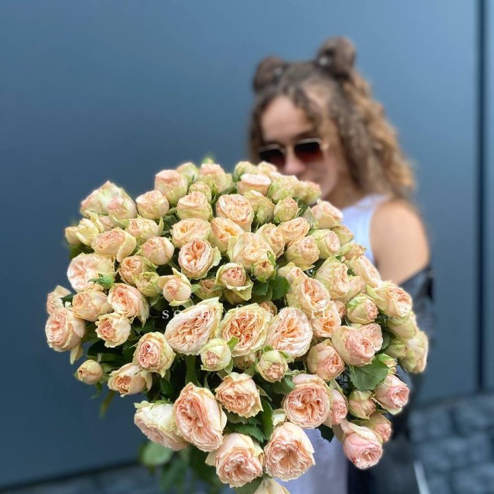 25 пионовидных роз в Кирове