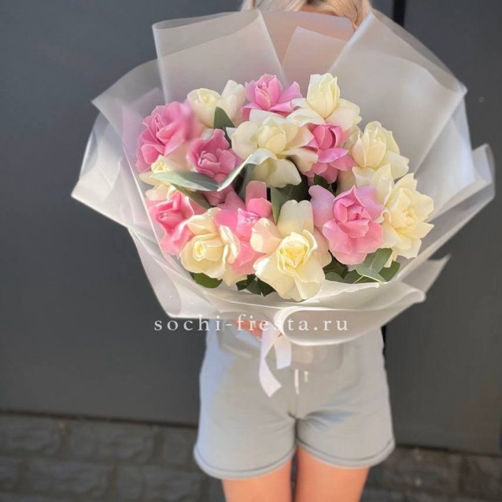 15 бело-розовых роз в Кирове