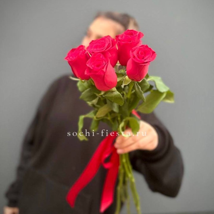 Букет 5 красных роз  в Кирове