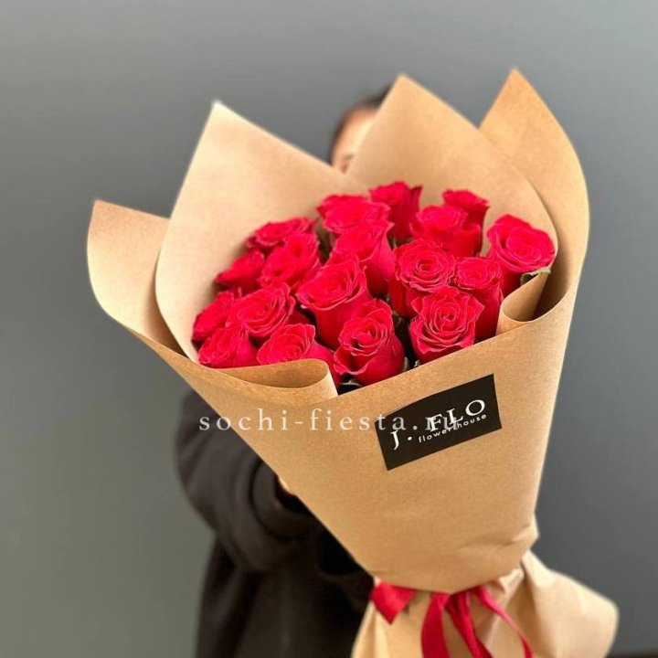 19 красных роз в крафте в Кирове