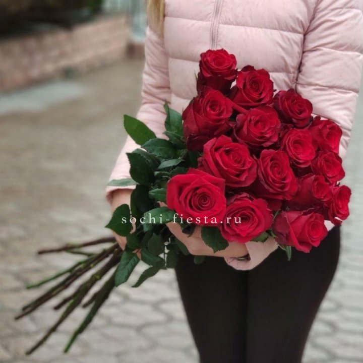 15 высоких красных роз в Кирове